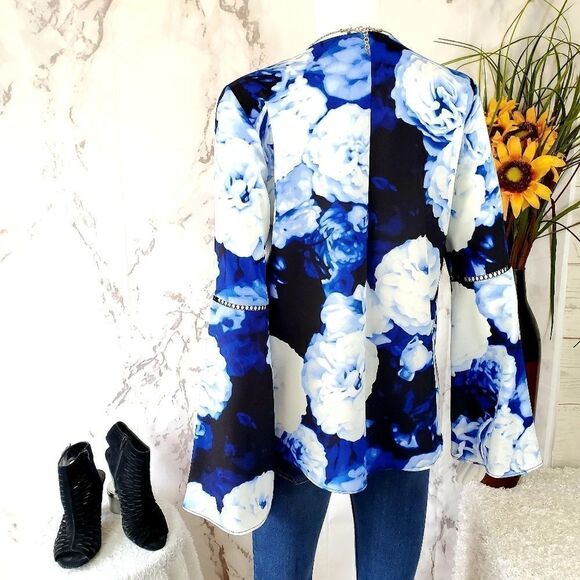 Calvin Klein gorgeous bell sleeve button front top - Picture 5 of 10